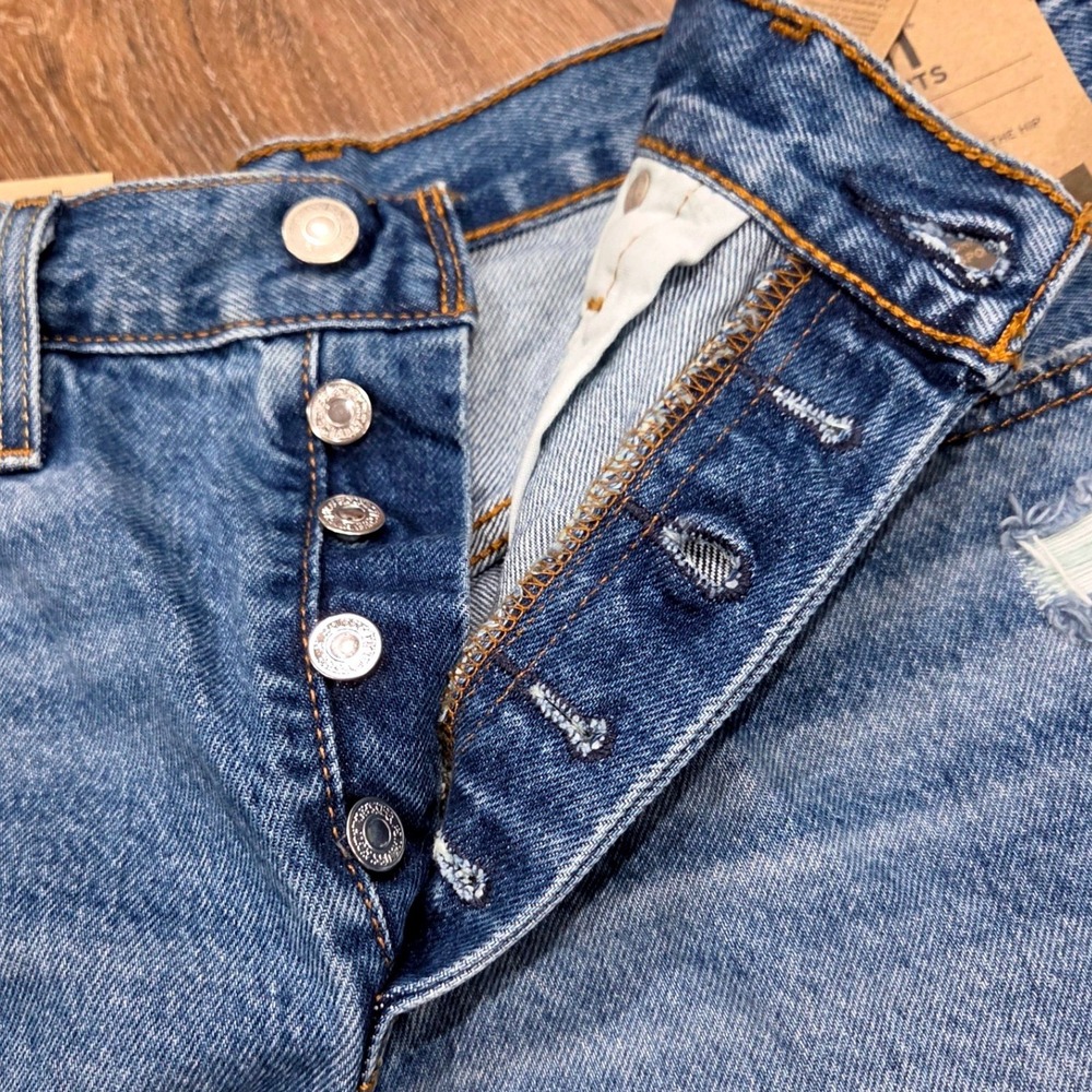 Levis 501 Original High Rise Denim Shorts Medium Wash Distressed Raw Hem Size 30 - Picture 5 of 5